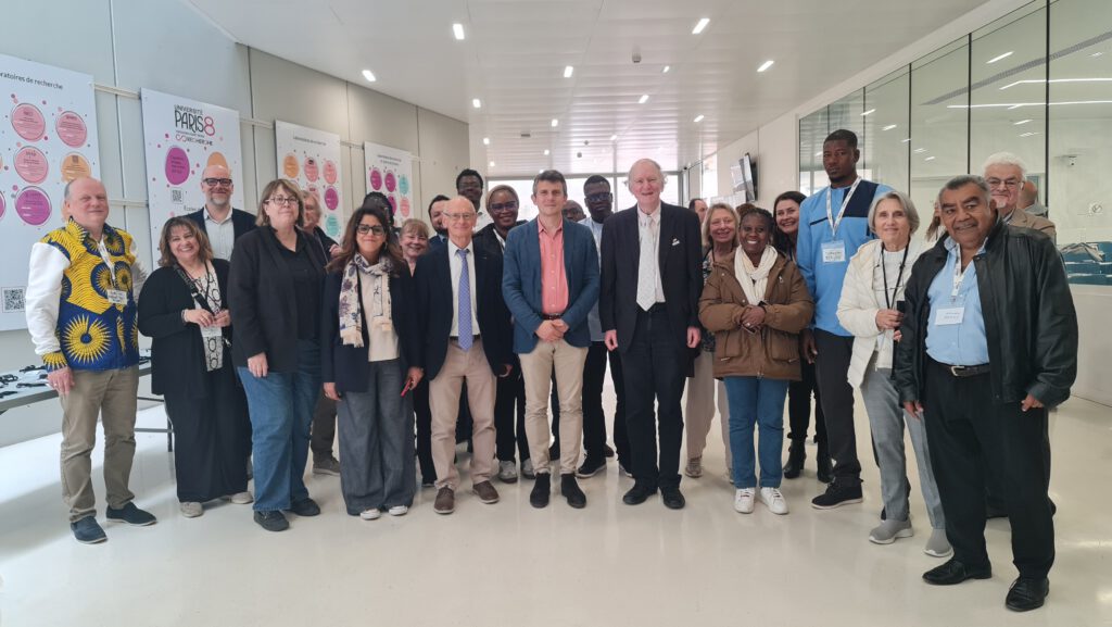 Gruppenfoto bei den Europäischen Assisen der Mehrsprachigkeit 2026: Christian Tremblay, Arnaud Laimé und Prof. Dr. Thomas Tinnefeld beim fachlichen Austausch an der Université Paris 8.