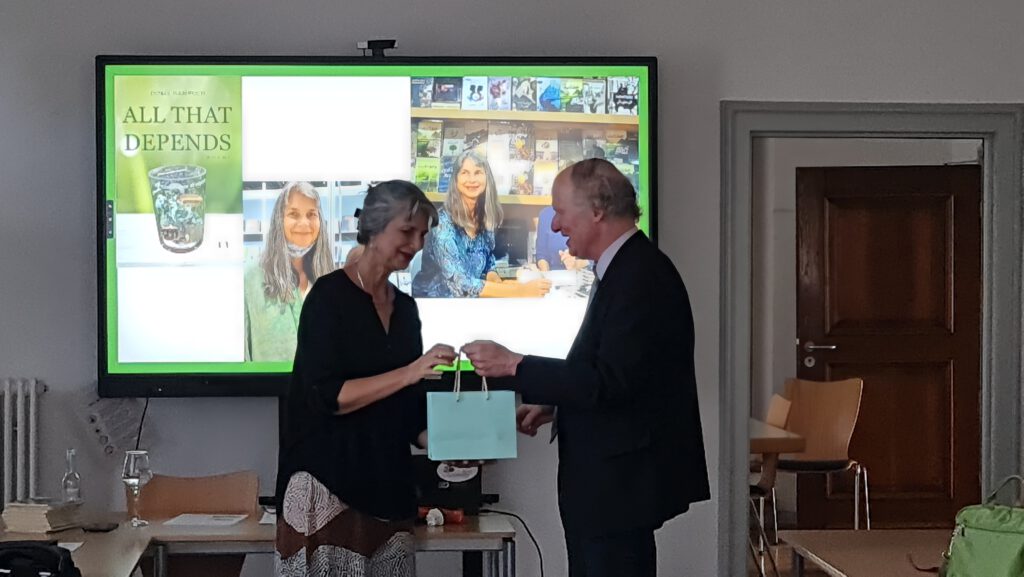 Prof. Dr. Doris Hambuch und Prof. Dr. Thomas Tinnefeld bei der Übergabe eines Präsents