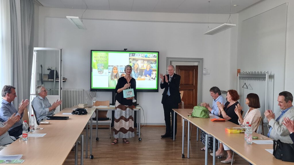 Prof. Dr. Doris Hambuch und Prof. Dr. Thomas Tinnefeld beim Applaus des Publikums
