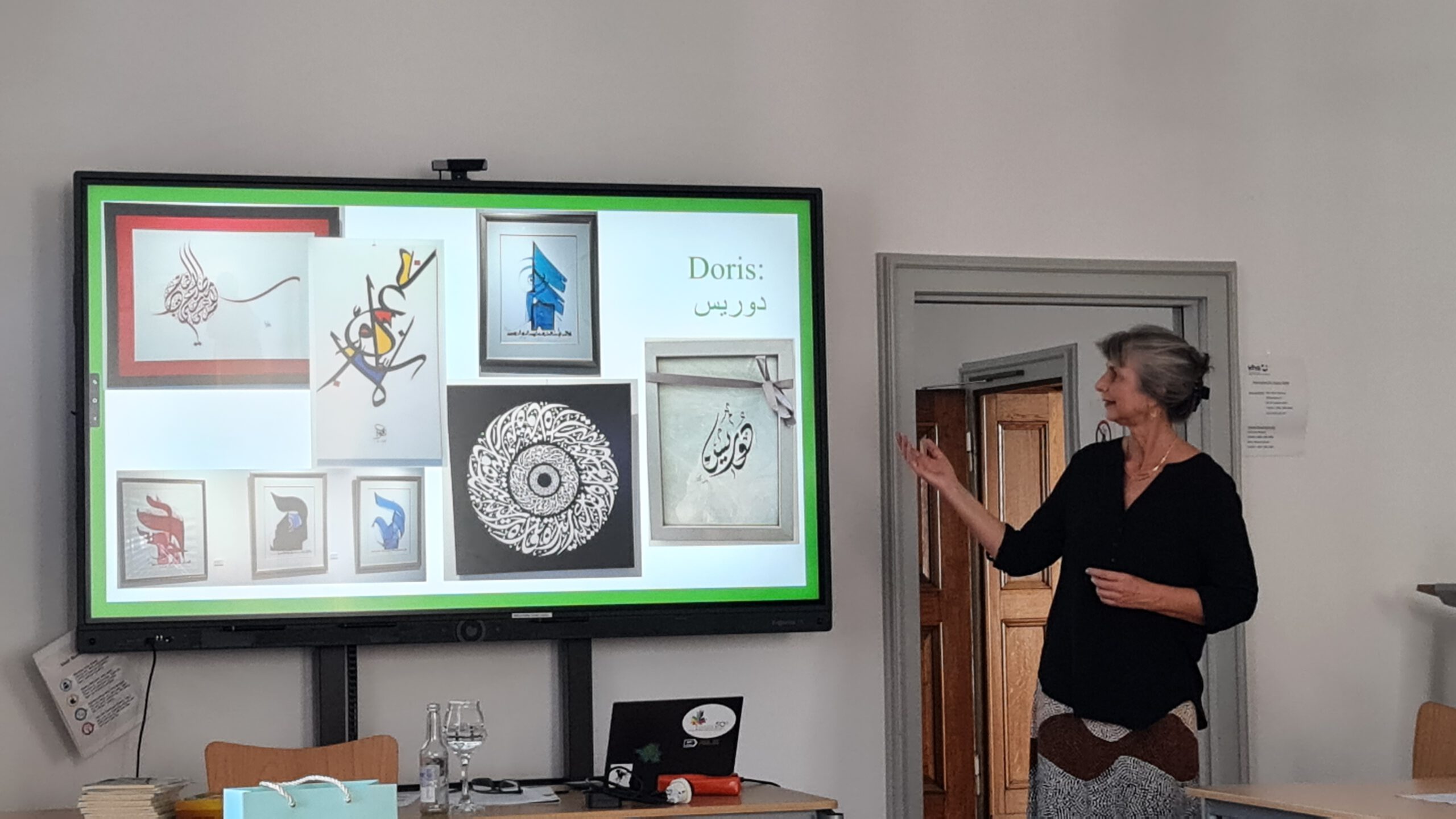 Prof. Dr. Doris Hambuch erläutert arabische Schriftkunst